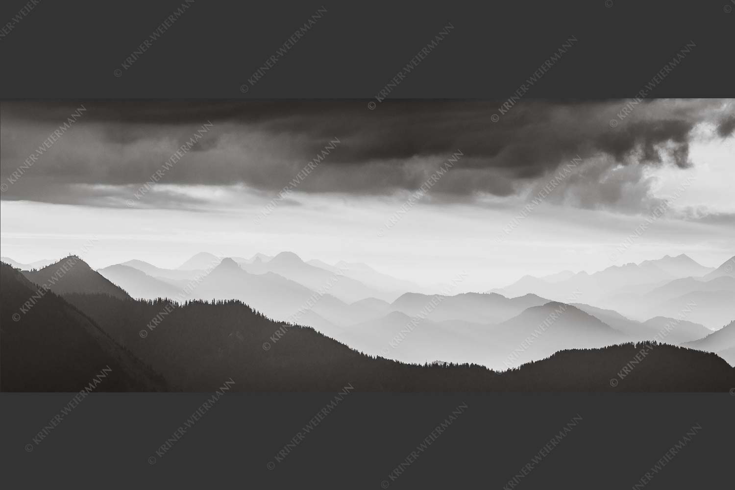 Blick in den Sonnenaufgan in die Bayrischen Voralpen - Schemenhaft 2,5:1 sw -- Bergsilhouetten Sonnenaufgang - mehr Infos bei www.Kriner-Weiermann.de