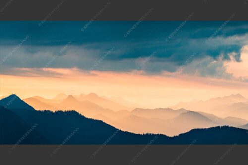 Blick in den Sonnenaufgan in die Bayrischen Voralpen - Schemenhaft 2:1  -- Bergsilhouetten Sonnenaufgang - mehr Infos bei www.Kriner-Weiermann.de