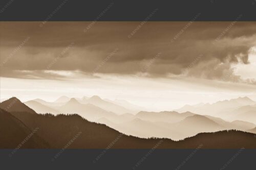 Blick in den Sonnenaufgan in die Bayrischen Voralpen - Schemenhaft 2:1 sepia -- Bergsilhouetten Sonnenaufgang - mehr Infos bei www.Kriner-Weiermann.de