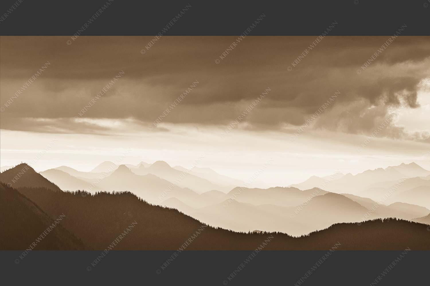 Blick in den Sonnenaufgan in die Bayrischen Voralpen - Schemenhaft 2:1 sepia -- Bergsilhouetten Sonnenaufgang - mehr Infos bei www.Kriner-Weiermann.de