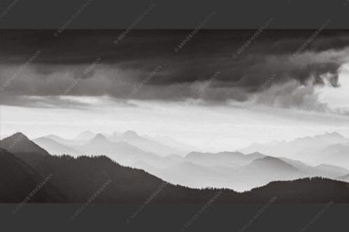 Blick in den Sonnenaufgan in die Bayrischen Voralpen - Schemenhaft 2:1 sw -- Bergsilhouetten Sonnenaufgang - mehr Infos bei www.Kriner-Weiermann.de