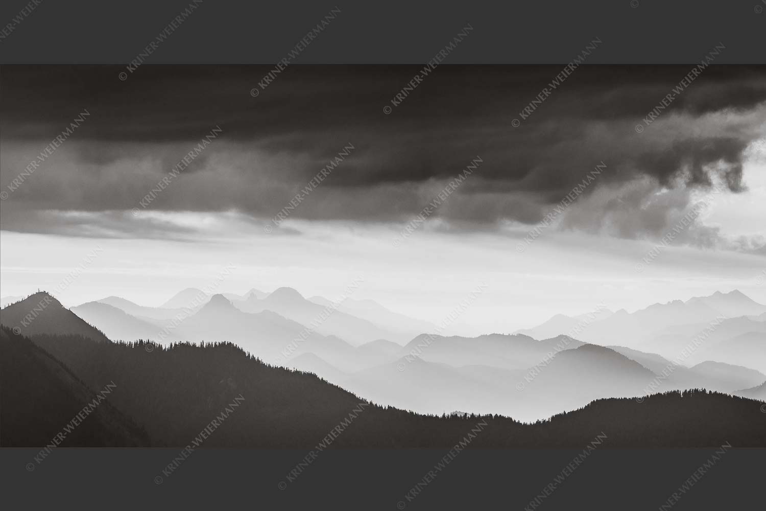 Blick in den Sonnenaufgan in die Bayrischen Voralpen - Schemenhaft 2:1 sw -- Bergsilhouetten Sonnenaufgang - mehr Infos bei www.Kriner-Weiermann.de