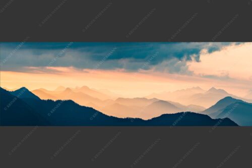 Blick in den Sonnenaufgan in die Bayrischen Voralpen - Schemenhaft 3:1  -- Bergsilhouetten Sonnenaufgang - mehr Infos bei www.Kriner-Weiermann.de