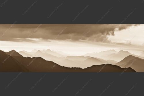 Blick in den Sonnenaufgan in die Bayrischen Voralpen - Schemenhaft 3:1 sepia -- Bergsilhouetten Sonnenaufgang - mehr Infos bei www.Kriner-Weiermann.de
