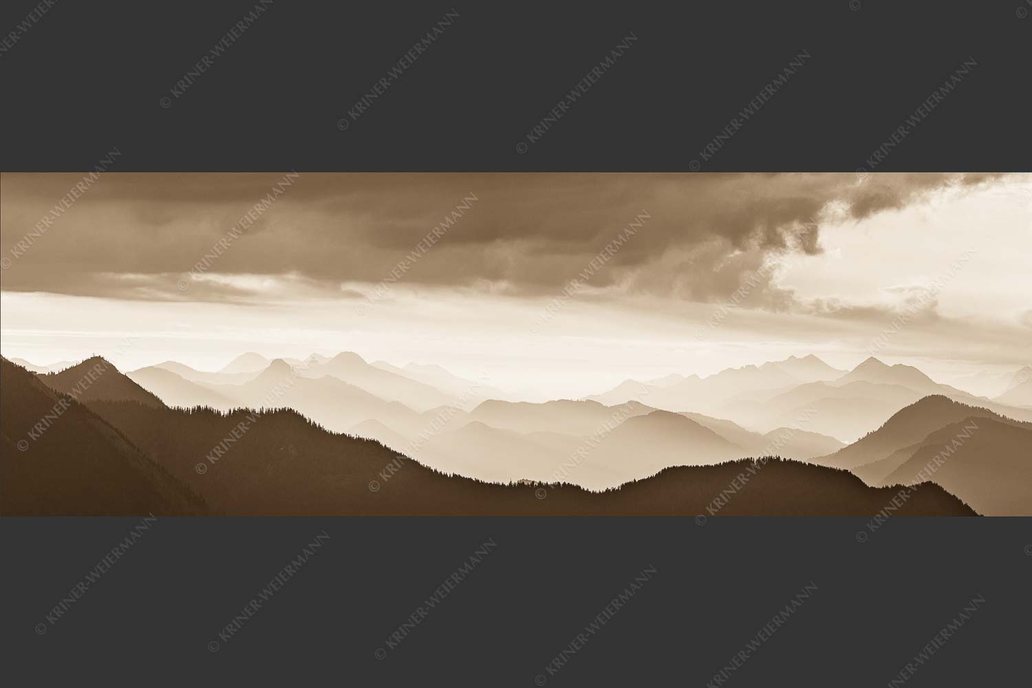 Blick in den Sonnenaufgan in die Bayrischen Voralpen - Schemenhaft 3:1 sepia -- Bergsilhouetten Sonnenaufgang - mehr Infos bei www.Kriner-Weiermann.de