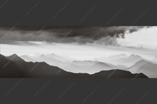 Blick in den Sonnenaufgan in die Bayrischen Voralpen - Schemenhaft 3:1 sw -- Bergsilhouetten Sonnenaufgang - mehr Infos bei www.Kriner-Weiermann.de