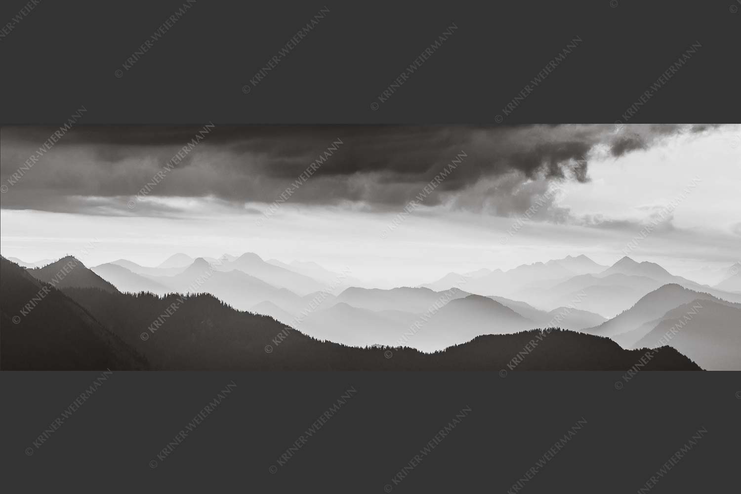 Blick in den Sonnenaufgan in die Bayrischen Voralpen - Schemenhaft 3:1 sw -- Bergsilhouetten Sonnenaufgang - mehr Infos bei www.Kriner-Weiermann.de