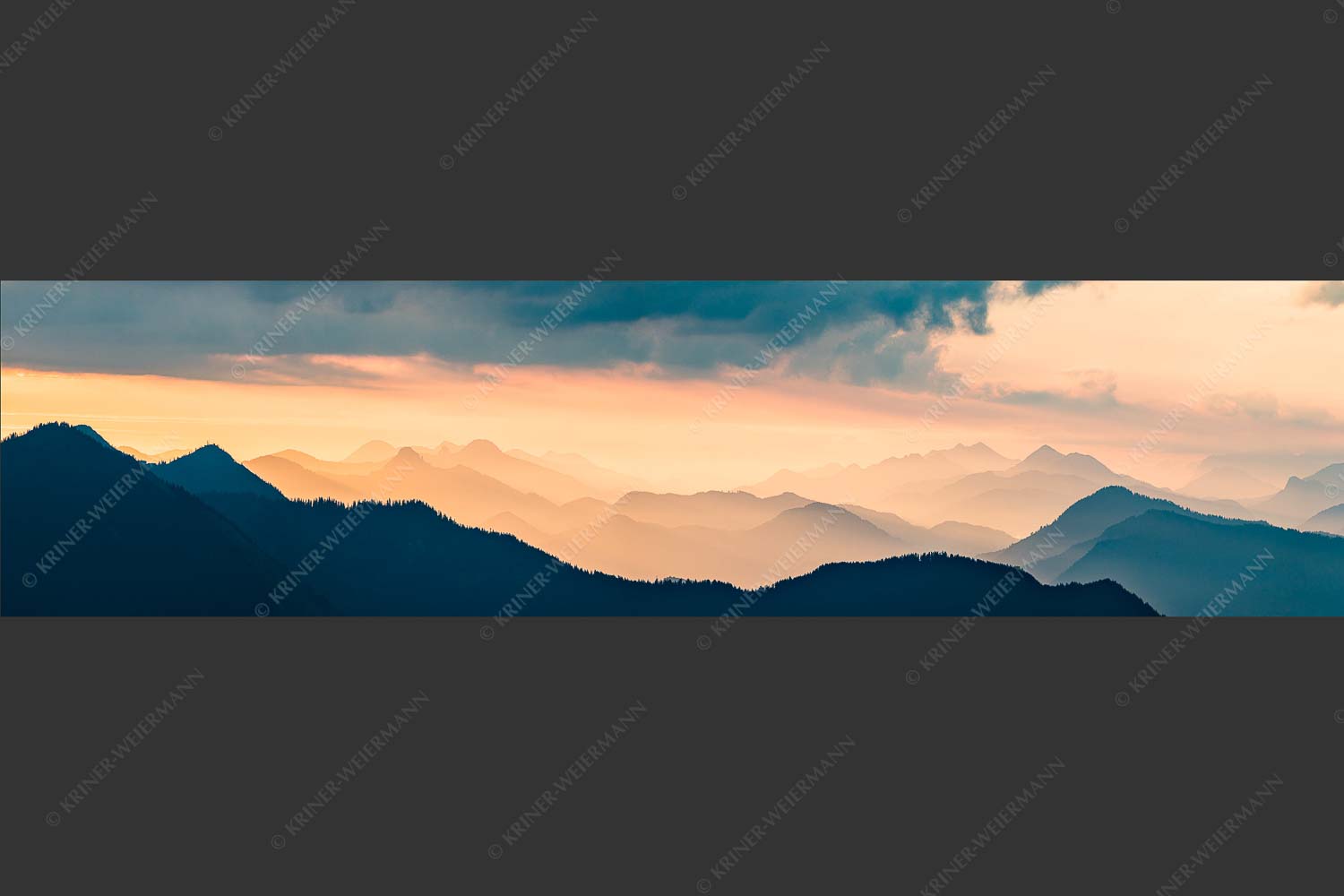 Blick in den Sonnenaufgan in die Bayrischen Voralpen - Schemenhaft 4:1 -- Bergsilhouetten Sonnenaufgang - mehr Infos bei www.Kriner-Weiermann.de