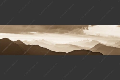 Blick in den Sonnenaufgan in die Bayrischen Voralpen - Schemenhaft 4:1 sepia -- Bergsilhouetten Sonnenaufgang - mehr Infos bei www.Kriner-Weiermann.de