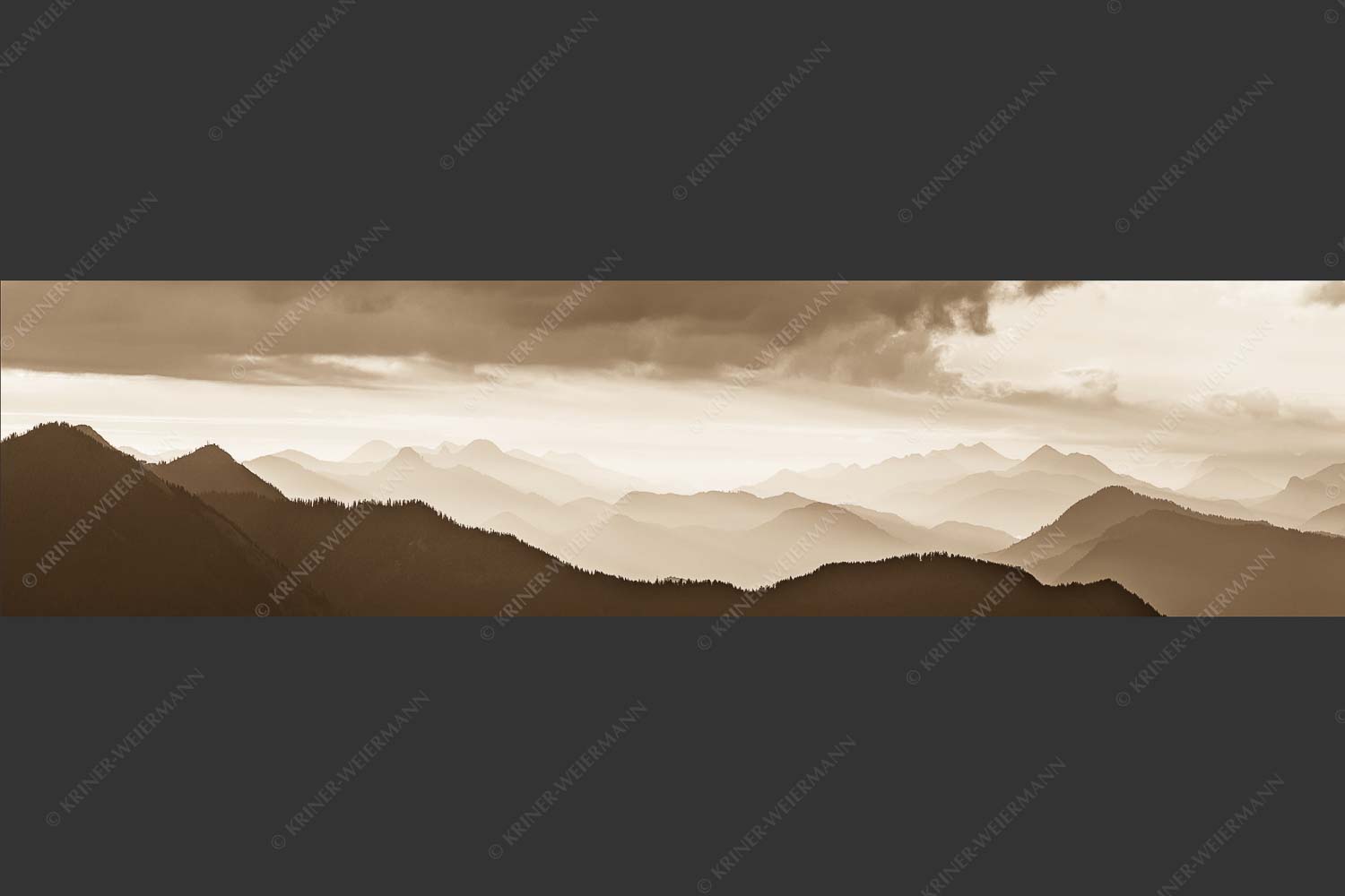 Blick in den Sonnenaufgan in die Bayrischen Voralpen - Schemenhaft 4:1 sepia -- Bergsilhouetten Sonnenaufgang - mehr Infos bei www.Kriner-Weiermann.de