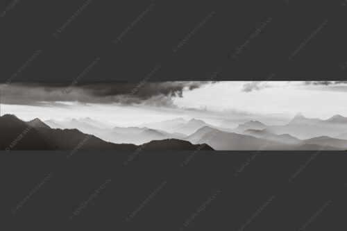 Blick in den Sonnenaufgan in die Bayrischen Voralpen - Schemenhaft 5:1 sw -- Bergsilhouetten Sonnenaufgang - mehr Infos bei www.Kriner-Weiermann.de