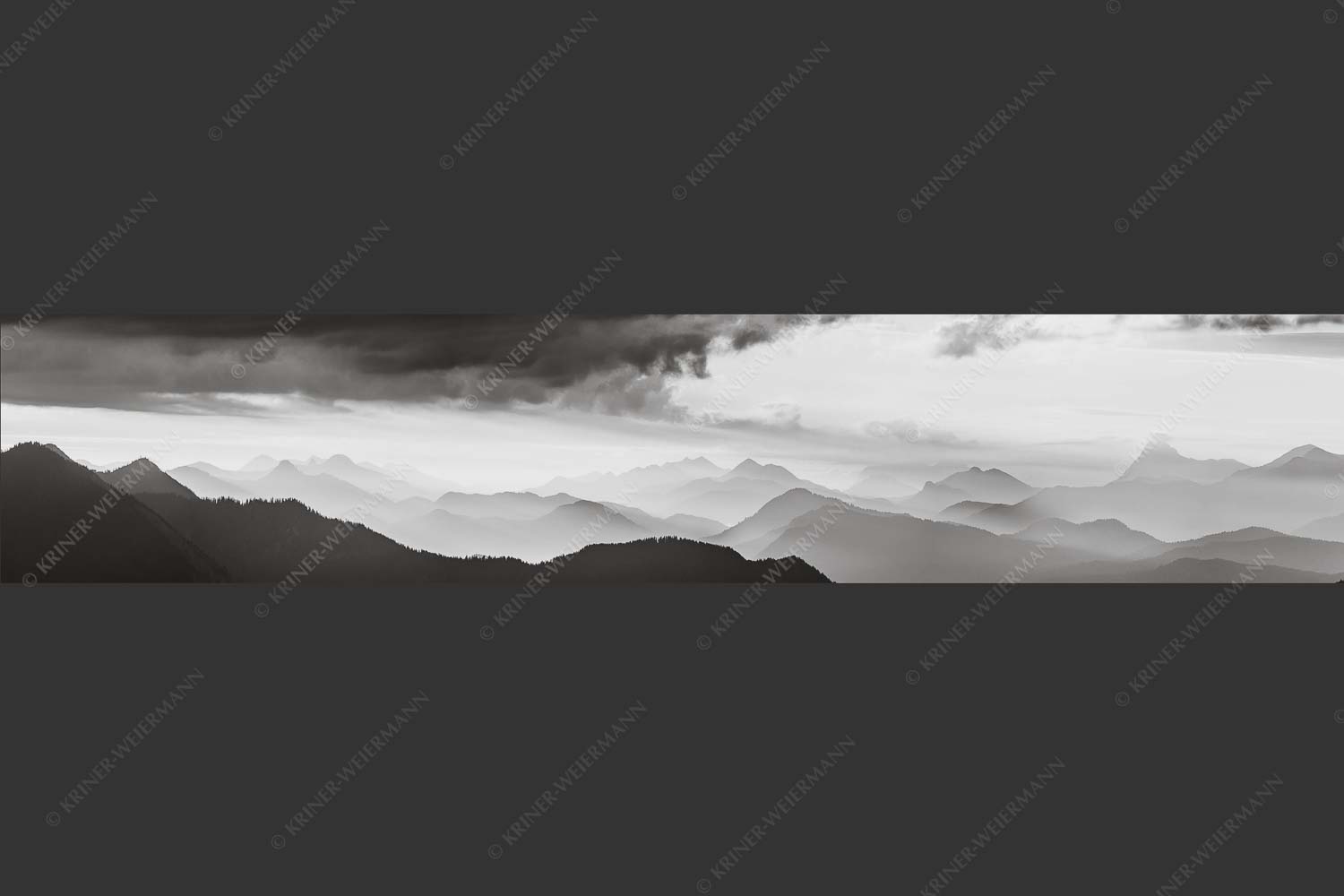 Blick in den Sonnenaufgan in die Bayrischen Voralpen - Schemenhaft 5:1 sw -- Bergsilhouetten Sonnenaufgang - mehr Infos bei www.Kriner-Weiermann.de