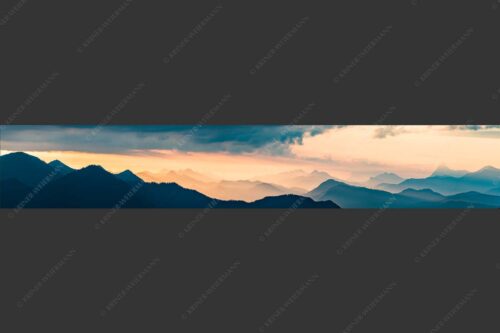 Blick in den Sonnenaufgan in die Bayrischen Voralpen - Schemenhaft 6:1  -- Bergsilhouetten Sonnenaufgang - mehr Infos bei www.Kriner-Weiermann.de