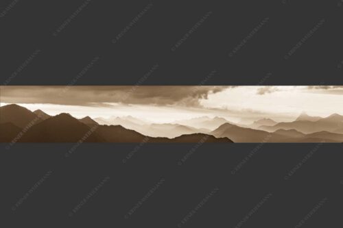 Blick in den Sonnenaufgan in die Bayrischen Voralpen - Schemenhaft 6:1 sepia -- Bergsilhouetten Sonnenaufgang - mehr Infos bei www.Kriner-Weiermann.de