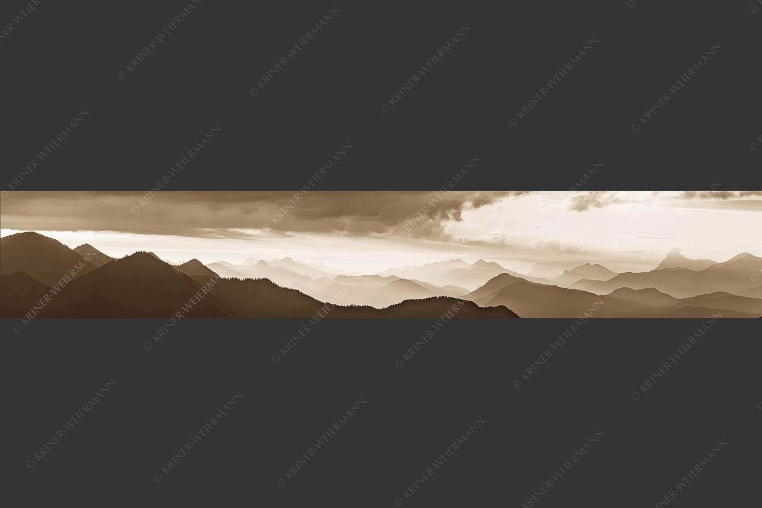 Blick in den Sonnenaufgan in die Bayrischen Voralpen - Schemenhaft 6:1 sepia -- Bergsilhouetten Sonnenaufgang - mehr Infos bei www.Kriner-Weiermann.de