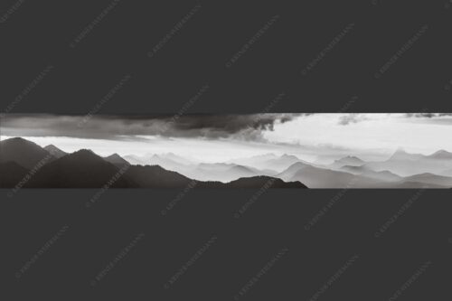 Blick in den Sonnenaufgan in die Bayrischen Voralpen - Schemenhaft 6:1 sw -- Bergsilhouetten Sonnenaufgang - mehr Infos bei www.Kriner-Weiermann.de