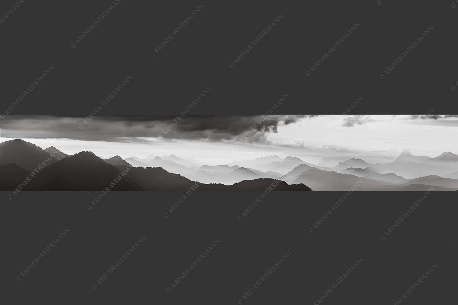 Blick in den Sonnenaufgan in die Bayrischen Voralpen - Schemenhaft 6:1 sw -- Bergsilhouetten Sonnenaufgang - mehr Infos bei www.Kriner-Weiermann.de