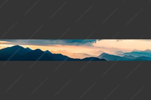 Blick in den Sonnenaufgan in die Bayrischen Voralpen - Schemenhaft 7:1  -- Bergsilhouetten Sonnenaufgang - mehr Infos bei www.Kriner-Weiermann.de