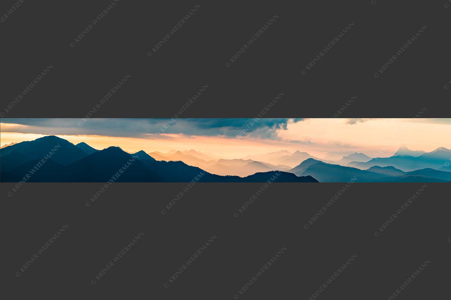 Blick in den Sonnenaufgan in die Bayrischen Voralpen - Schemenhaft 7:1 -- Bergsilhouetten Sonnenaufgang - mehr Infos bei www.Kriner-Weiermann.de