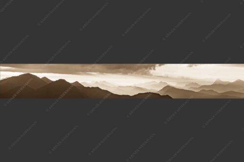 Blick in den Sonnenaufgan in die Bayrischen Voralpen - Schemenhaft 7:1 sepia -- Bergsilhouetten Sonnenaufgang - mehr Infos bei www.Kriner-Weiermann.de