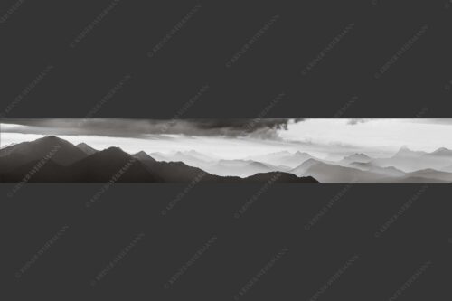 Blick in den Sonnenaufgan in die Bayrischen Voralpen - Schemenhaft 7:1 sw -- Bergsilhouetten Sonnenaufgang - mehr Infos bei www.Kriner-Weiermann.de