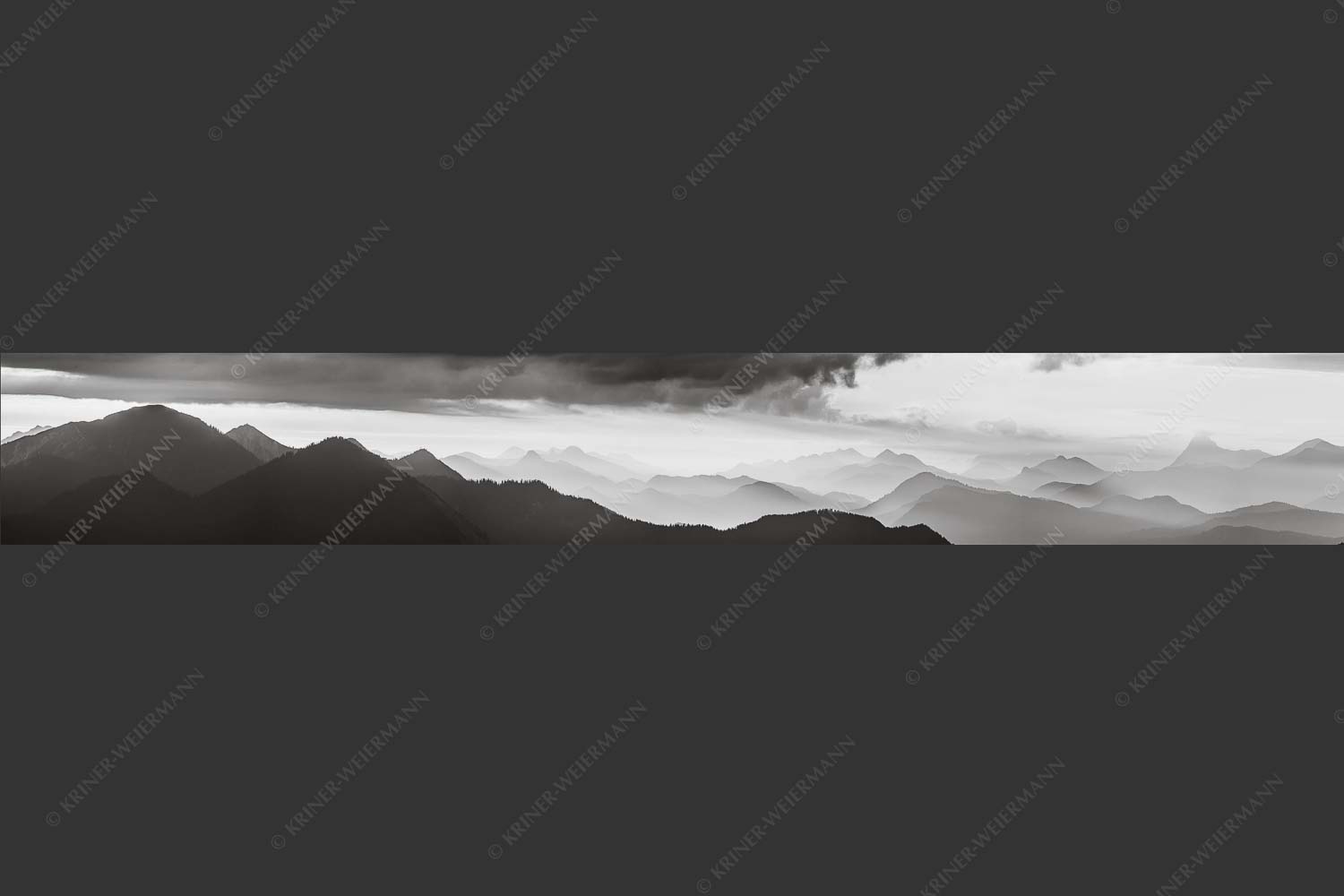 Blick in den Sonnenaufgan in die Bayrischen Voralpen - Schemenhaft 7:1 sw -- Bergsilhouetten Sonnenaufgang - mehr Infos bei www.Kriner-Weiermann.de