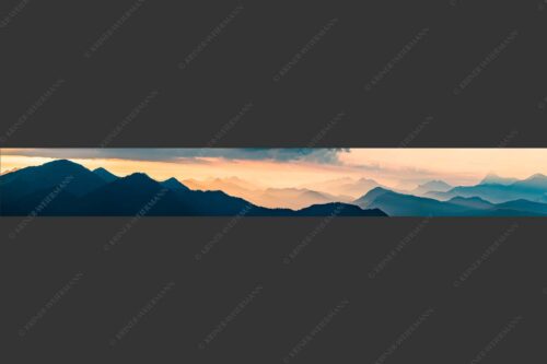 Blick in den Sonnenaufgan in die Bayrischen Voralpen - Schemenhaft 8:1  -- Bergsilhouetten Sonnenaufgang - mehr Infos bei www.Kriner-Weiermann.de