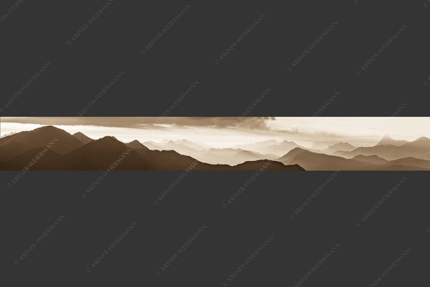 Blick in den Sonnenaufgan in die Bayrischen Voralpen - Schemenhaft 8:1 sepia -- Bergsilhouetten Sonnenaufgang - mehr Infos bei www.Kriner-Weiermann.de