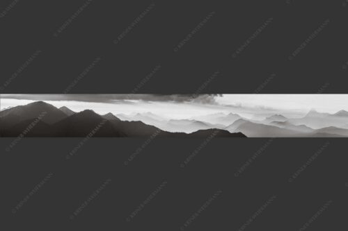 Blick in den Sonnenaufgan in die Bayrischen Voralpen - Schemenhaft 8:1 sw -- Bergsilhouetten Sonnenaufgang - mehr Infos bei www.Kriner-Weiermann.de