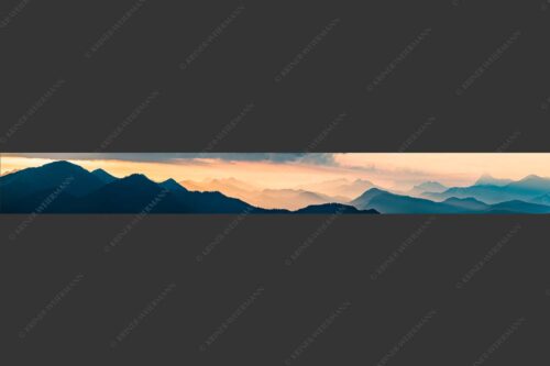Blick in den Sonnenaufgan in die Bayrischen Voralpen - Schemenhaft 9:1  -- Bergsilhouetten Sonnenaufgang - mehr Infos bei www.Kriner-Weiermann.de