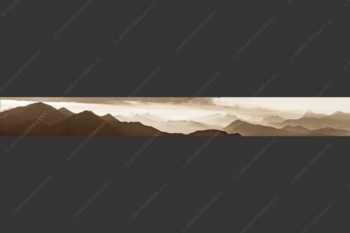 Blick in den Sonnenaufgan in die Bayrischen Voralpen - Schemenhaft 9:1 sepia -- Bergsilhouetten Sonnenaufgang - mehr Infos bei www.Kriner-Weiermann.de