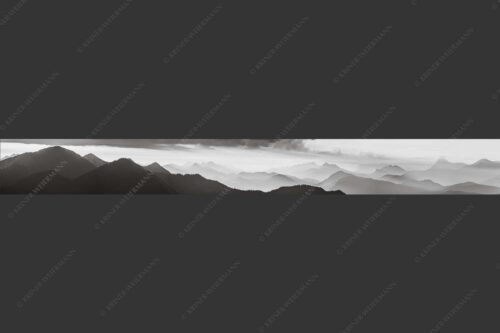 Blick in den Sonnenaufgan in die Bayrischen Voralpen - Schemenhaft 9:1 sw -- Bergsilhouetten Sonnenaufgang - mehr Infos bei www.Kriner-Weiermann.de
