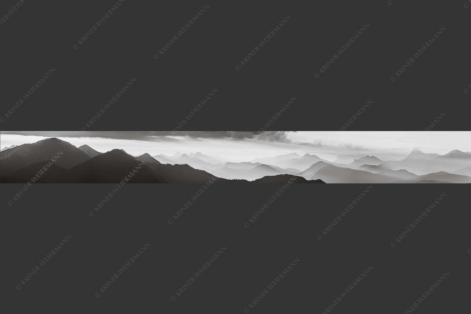 Blick in den Sonnenaufgan in die Bayrischen Voralpen - Schemenhaft 9:1 sw -- Bergsilhouetten Sonnenaufgang - mehr Infos bei www.Kriner-Weiermann.de