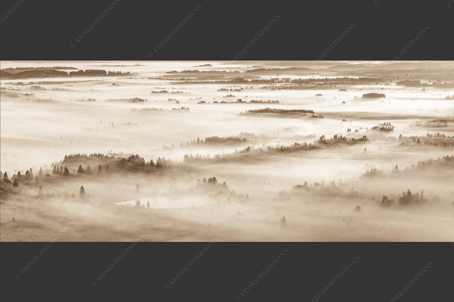 Nebelstimmung im Kochlermoos - Schleiergewand 2,5:1 sepia -- Morgenstimmung bei Kochel - mehr Infos bei www.Kriner-Weiermann.de
