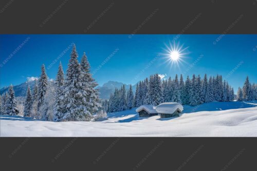 Eine tiefverschneite Winterlandschaft zwischen Krün und Mittenwald zeigt sich im Sonnenschein - Schneereich 2,5:1  -- Viel Schnee im Isartal - mehr Infos bei www.Kriner-Weiermann.de
