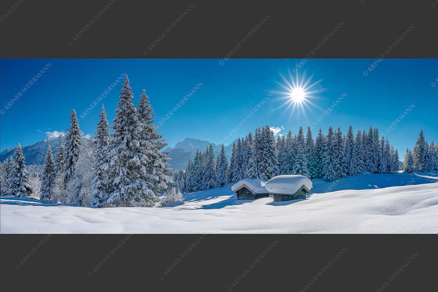 Eine tiefverschneite Winterlandschaft zwischen Krün und Mittenwald zeigt sich im Sonnenschein - Schneereich 2,5:1 -- Viel Schnee im Isartal - mehr Infos bei www.Kriner-Weiermann.de