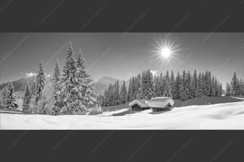 Eine tiefverschneite Winterlandschaft zwischen Krün und Mittenwald zeigt sich im Sonnenschein - Schneereich 2,5:1 sw -- Viel Schnee im Isartal - mehr Infos bei www.Kriner-Weiermann.de