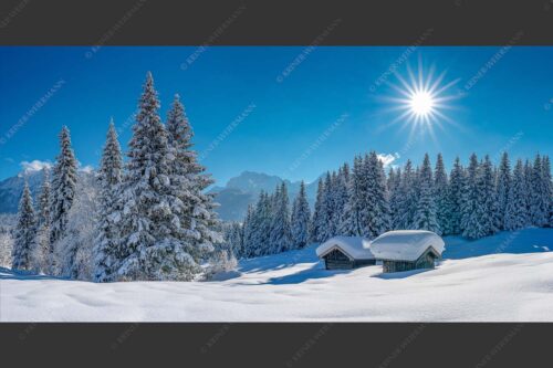 Eine tiefverschneite Winterlandschaft zwischen Krün und Mittenwald zeigt sich im Sonnenschein - Schneereich 2:1  -- Viel Schnee im Isartal - mehr Infos bei www.Kriner-Weiermann.de