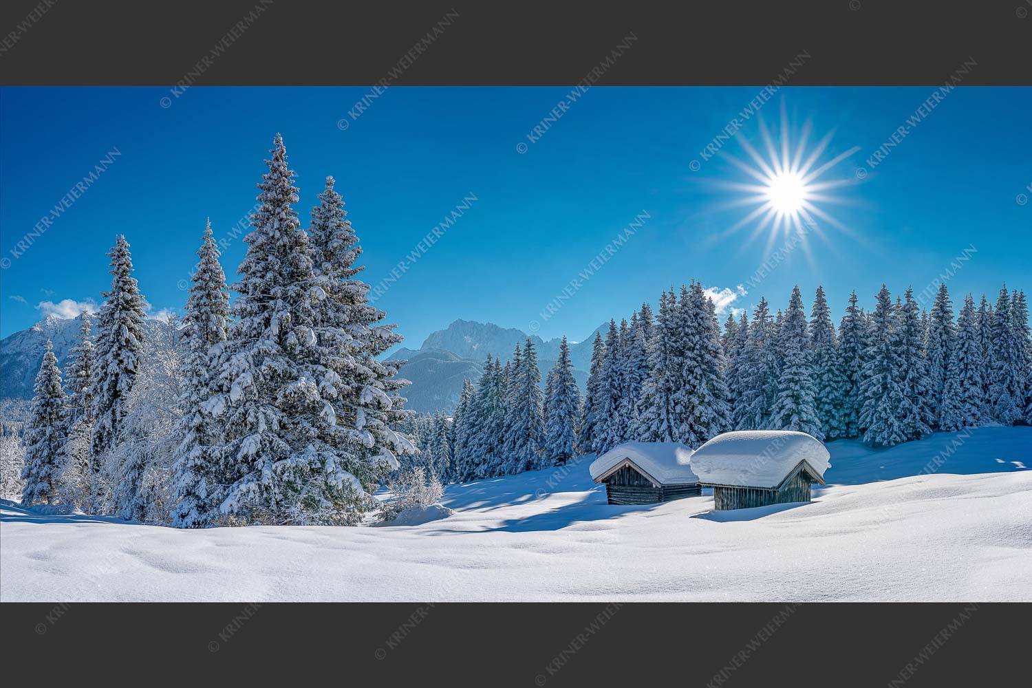 Eine tiefverschneite Winterlandschaft zwischen Krün und Mittenwald zeigt sich im Sonnenschein - Schneereich 2:1 -- Viel Schnee im Isartal - mehr Infos bei www.Kriner-Weiermann.de
