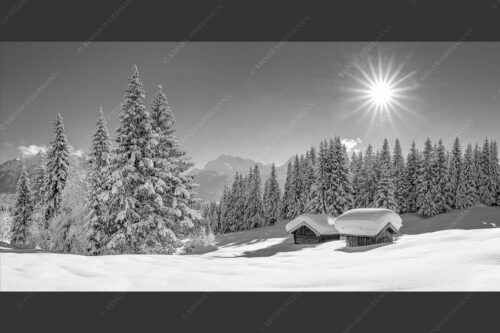 Eine tiefverschneite Winterlandschaft zwischen Krün und Mittenwald zeigt sich im Sonnenschein - Schneereich 2:1 sw -- Viel Schnee im Isartal - mehr Infos bei www.Kriner-Weiermann.de