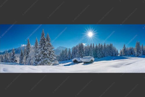 Eine tiefverschneite Winterlandschaft zwischen Krün und Mittenwald zeigt sich im Sonnenschein - Schneereich 3:1  -- Viel Schnee im Isartal - mehr Infos bei www.Kriner-Weiermann.de