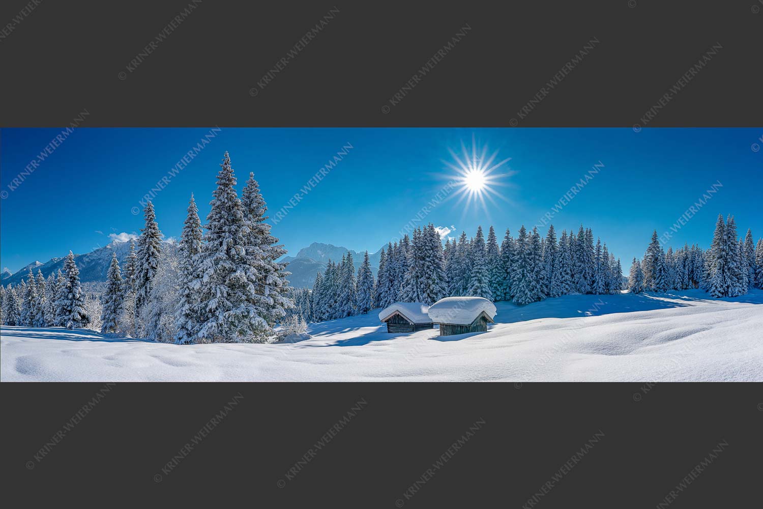 Eine tiefverschneite Winterlandschaft zwischen Krün und Mittenwald zeigt sich im Sonnenschein - Schneereich 3:1 -- Viel Schnee im Isartal - mehr Infos bei www.Kriner-Weiermann.de