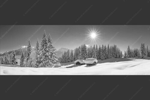 Eine tiefverschneite Winterlandschaft zwischen Krün und Mittenwald zeigt sich im Sonnenschein - Schneereich 3:1 sw -- Viel Schnee im Isartal - mehr Infos bei www.Kriner-Weiermann.de