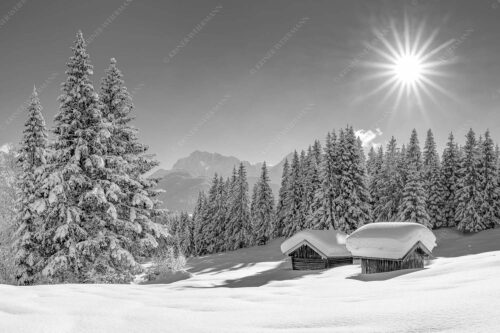 Eine tiefverschneite Winterlandschaft zwischen Krün und Mittenwald zeigt sich im Sonnenschein - Schneereich 3:2 sw -- Viel Schnee im Isartal - mehr Infos bei www.Kriner-Weiermann.de