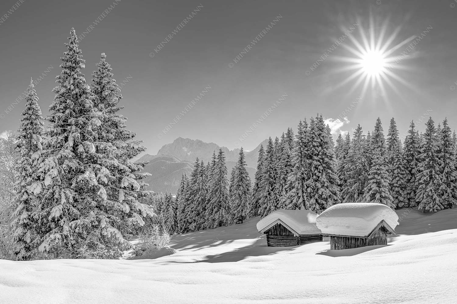 Eine tiefverschneite Winterlandschaft zwischen Krün und Mittenwald zeigt sich im Sonnenschein - Schneereich 3:2 sw -- Viel Schnee im Isartal - mehr Infos bei www.Kriner-Weiermann.de
