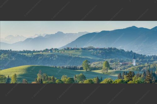 Blick über Rottenbuch und Schönberg ins Karwendel, Estergebirge, Hörnle und Wettersteingebirge - Schönberg 2,5:1  -- Malerisches Bergdorf - mehr Infos bei www.Kriner-Weiermann.de
