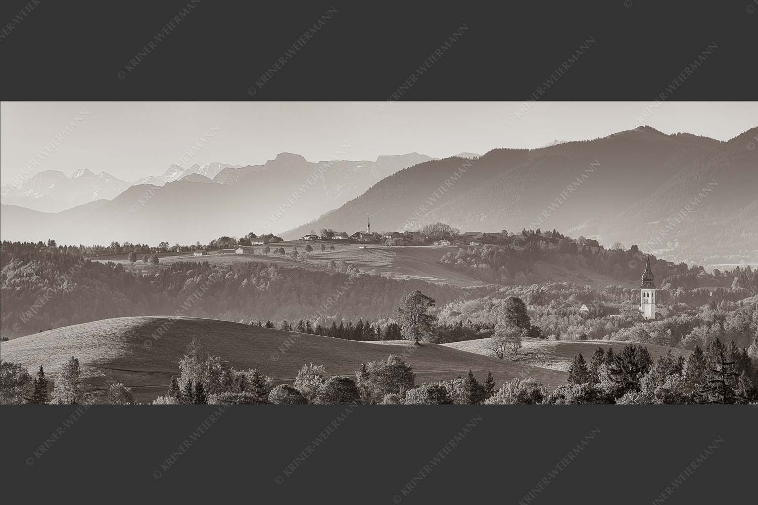 Blick über Rottenbuch und Schönberg ins Karwendel, Estergebirge, Hörnle und Wettersteingebirge - Schönberg 2,5:1 sepia -- Malerisches Bergdorf - mehr Infos bei www.Kriner-Weiermann.de