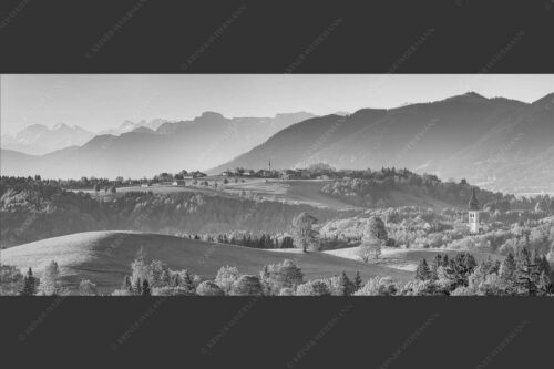 Blick über Rottenbuch und Schönberg ins Karwendel, Estergebirge, Hörnle und Wettersteingebirge - Schönberg 2,5:1 sw -- Malerisches Bergdorf - mehr Infos bei www.Kriner-Weiermann.de