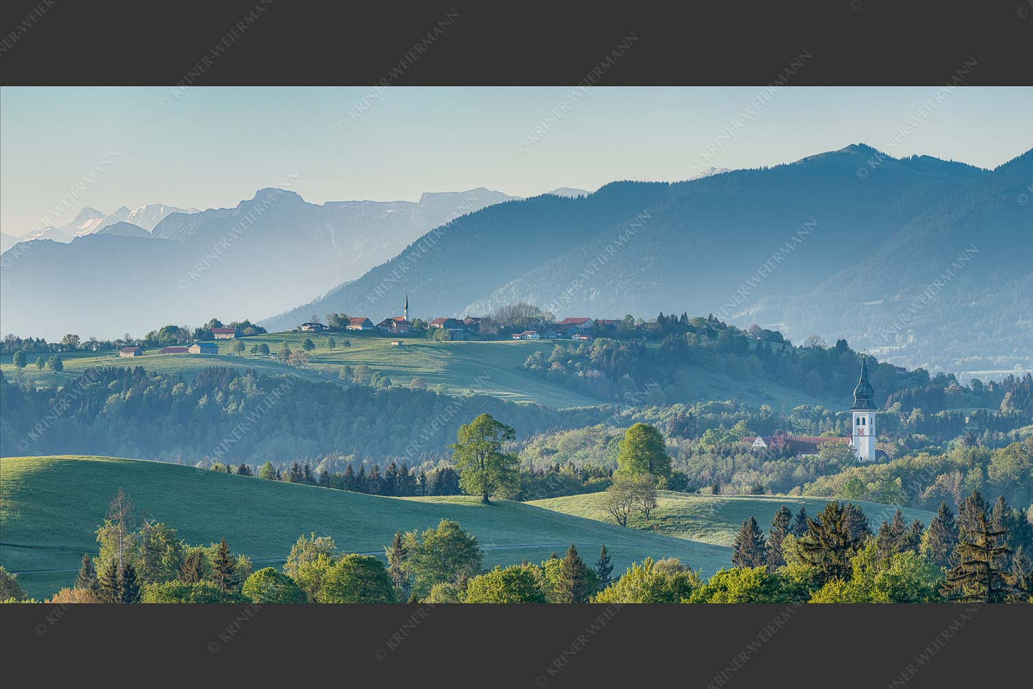 Blick über Rottenbuch und Schönberg ins Karwendel, Estergebirge, Hörnle und Wettersteingebirge - Schönberg 2:1 -- Malerisches Bergdorf - mehr Infos bei www.Kriner-Weiermann.de