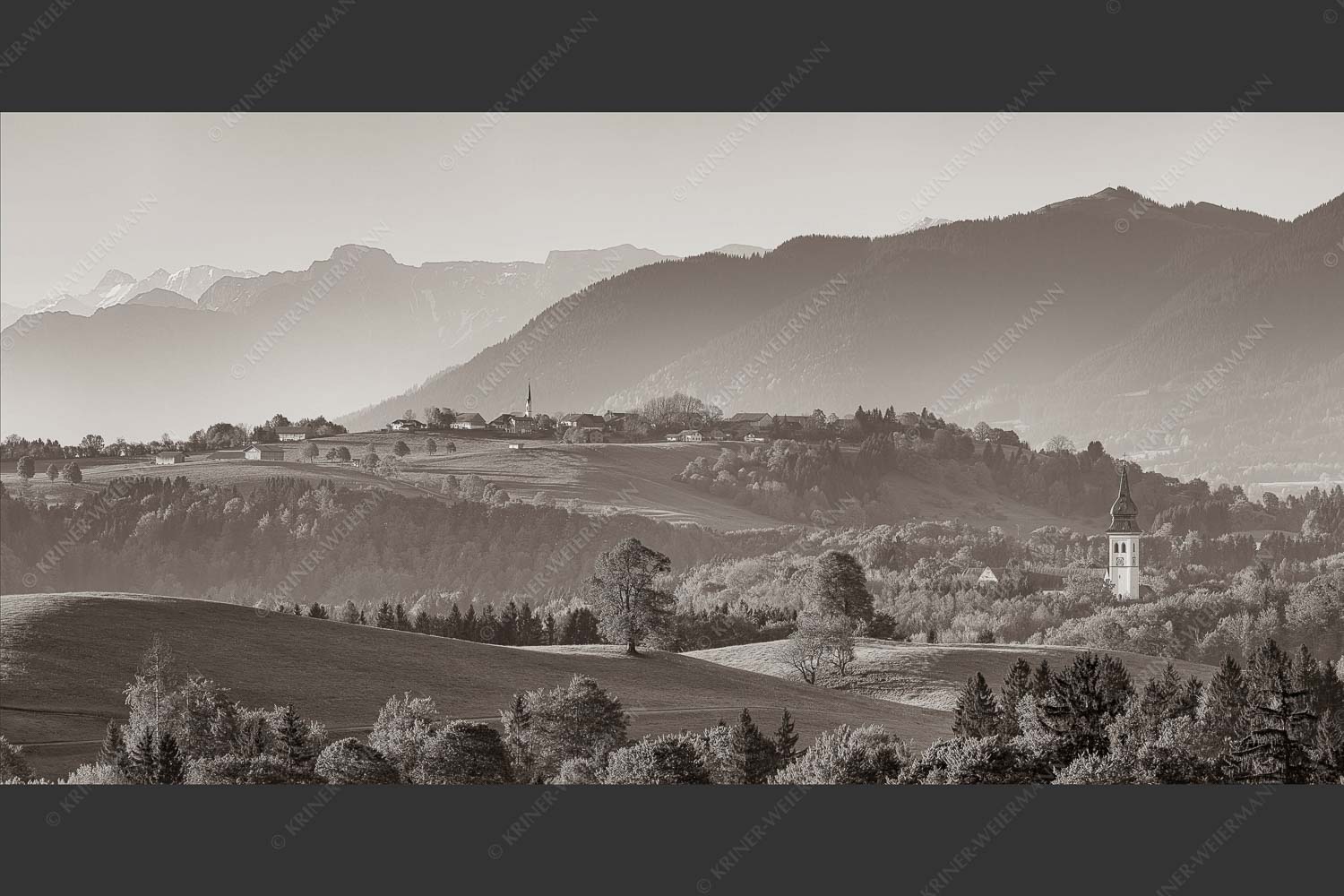 Blick über Rottenbuch und Schönberg ins Karwendel, Estergebirge, Hörnle und Wettersteingebirge - Schönberg 2:1 sepia -- Malerisches Bergdorf - mehr Infos bei www.Kriner-Weiermann.de